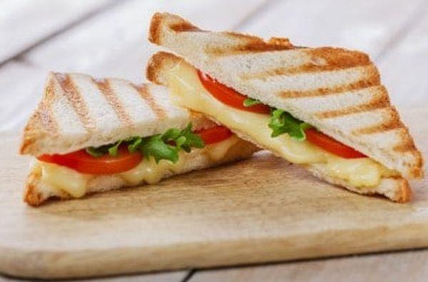 Бутерброд с сыром и помидором